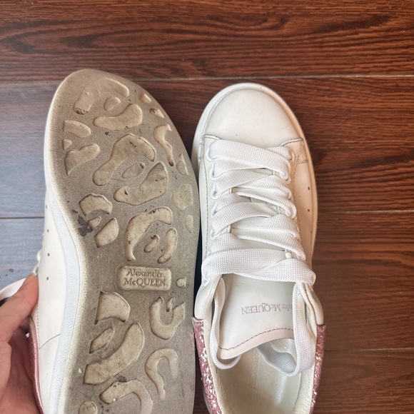 Alexander McQueen Classic white shoes with shiny pink tail - Picture 5 of 5